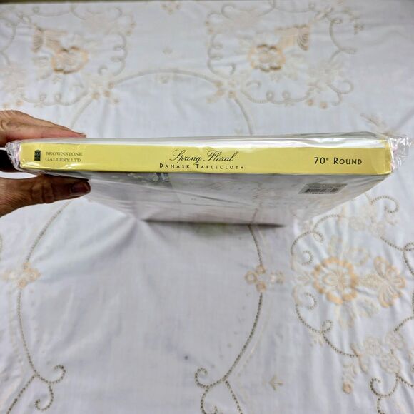 NEW ROYALTY DAMASK COTTON BLEND 70" ROUND DAMASK TABLECLOTH Floral - Picture 3 of 3
